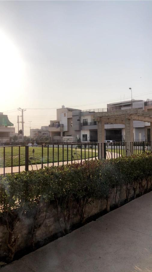 Fully Serviced Holiday Home Near Lyallpur Galleria Faisalabad Exterior foto